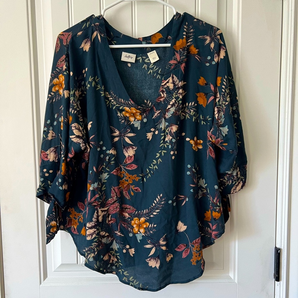 Daytrip floral top. Size L. Flowy, lightweight top. 3/4 sleeve. Flattering fit.